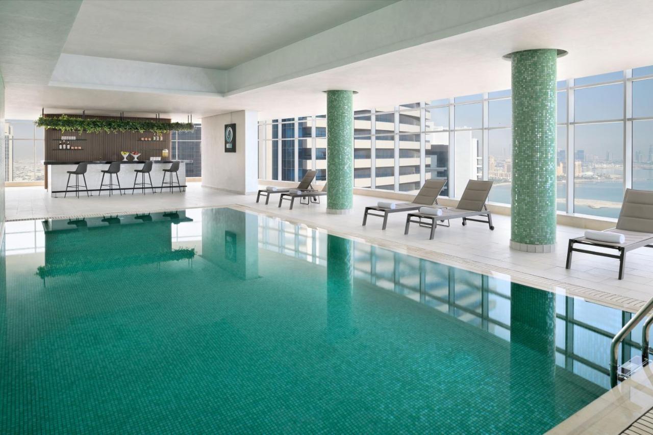 Element By Westin West Bay Doha Hotell Exteriör bild The swimming pool at the hotel