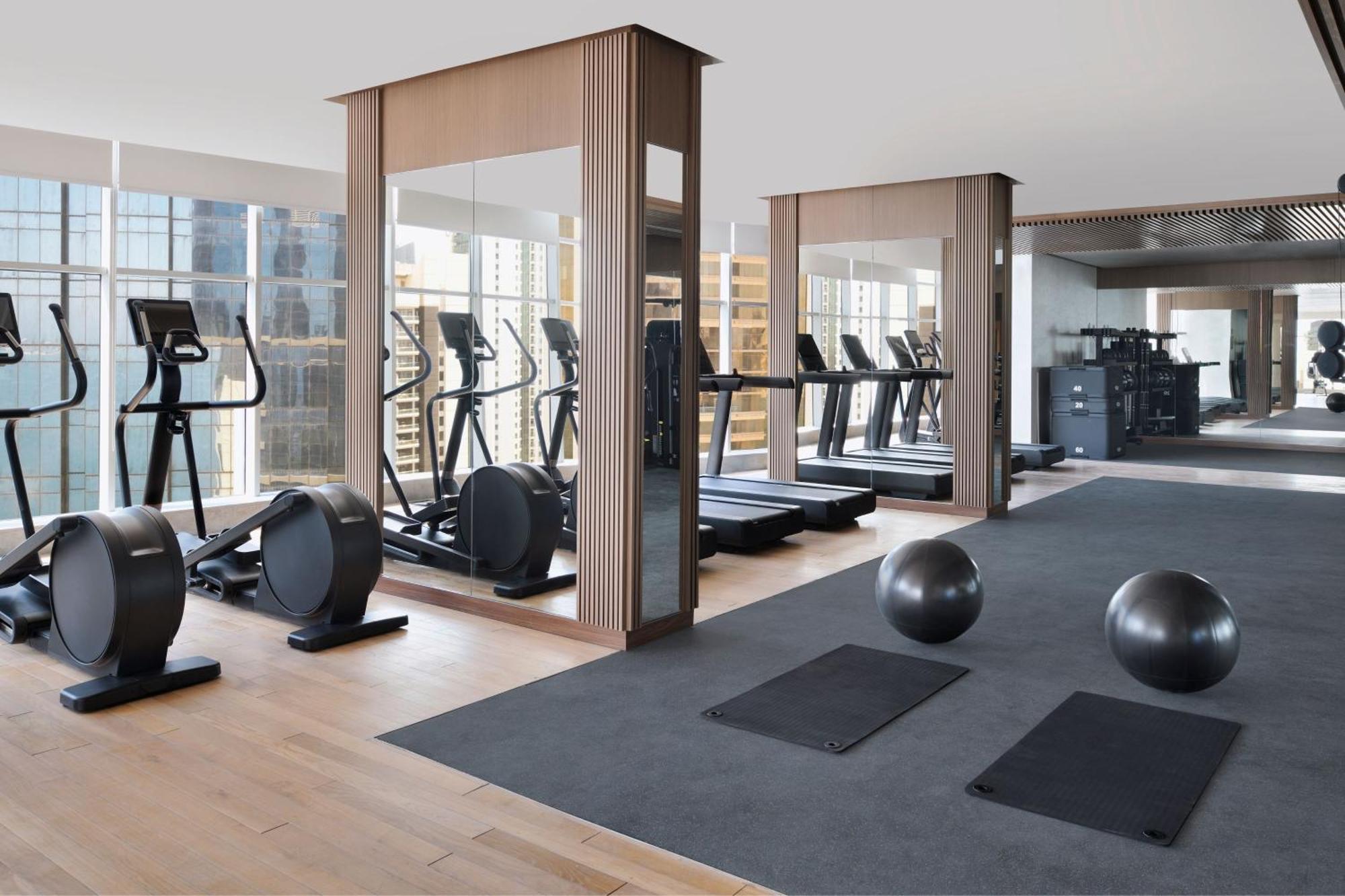 Element By Westin West Bay Doha Hotell Exteriör bild The gym at The Hari