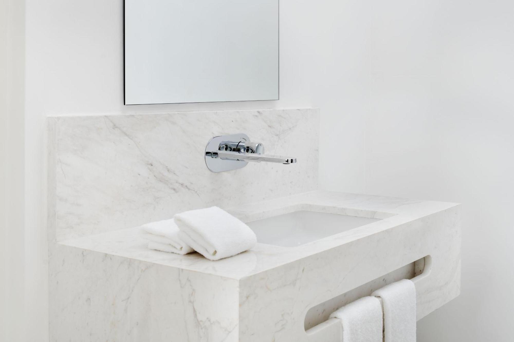 Element By Westin West Bay Doha Hotell Exteriör bild A wall mounted tap