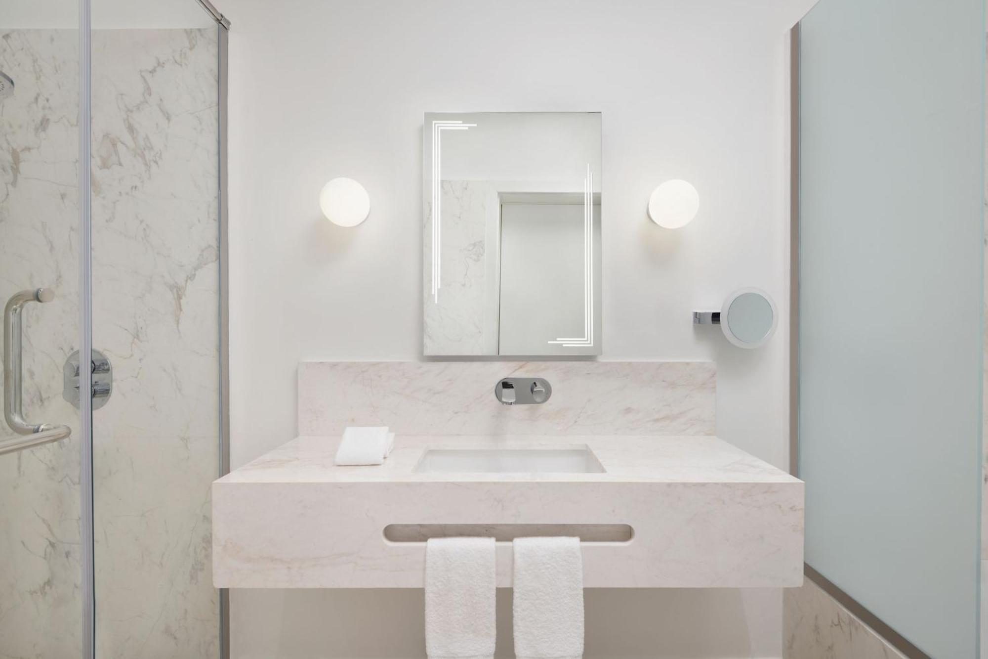 Element By Westin West Bay Doha Hotell Exteriör bild