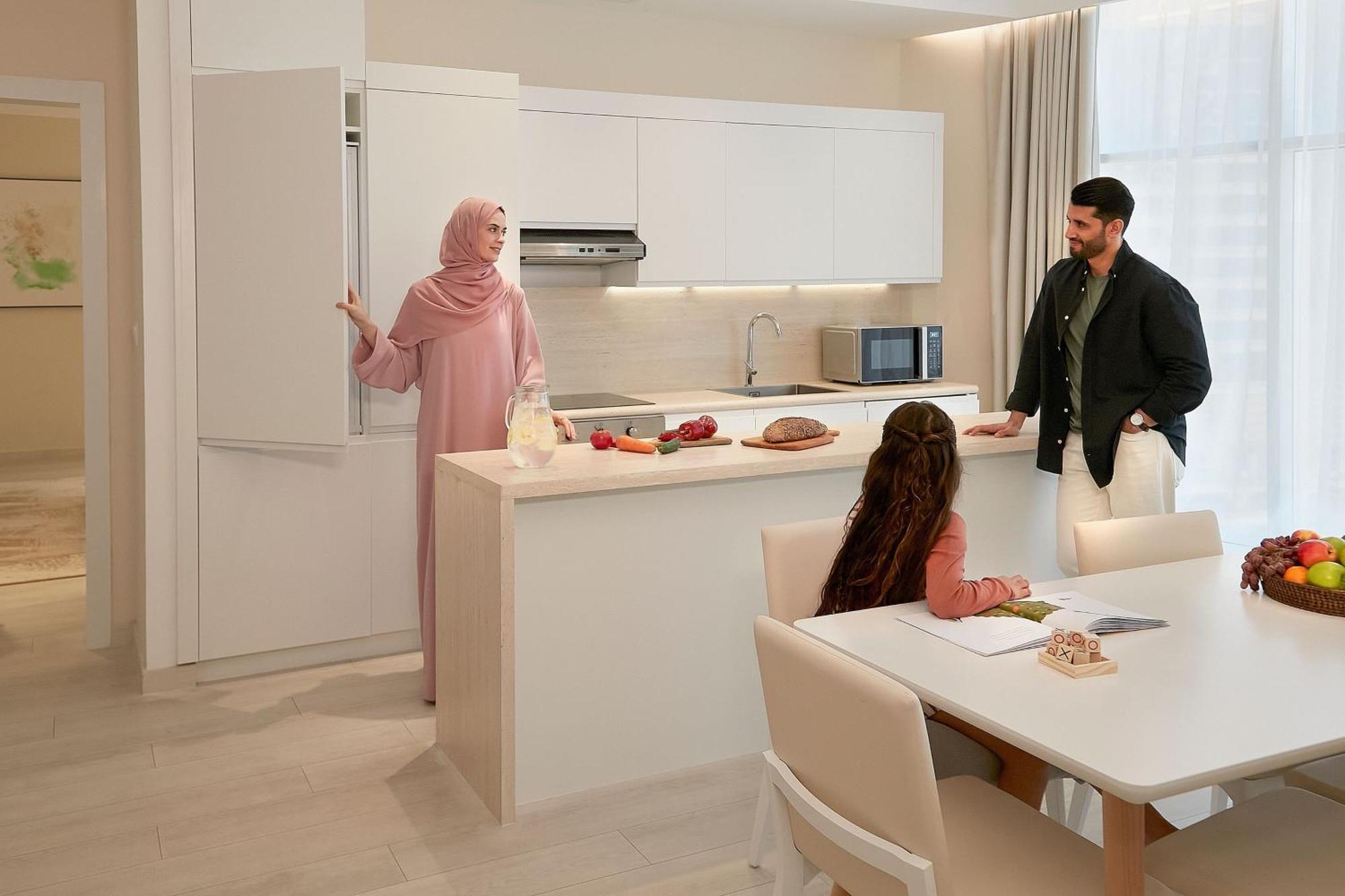 Element By Westin West Bay Doha Hotell Exteriör bild A family in a kitchen