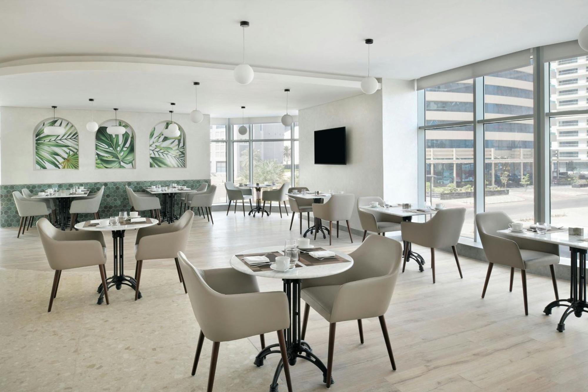 Element By Westin West Bay Doha Hotell Exteriör bild The Club at Newark Airport