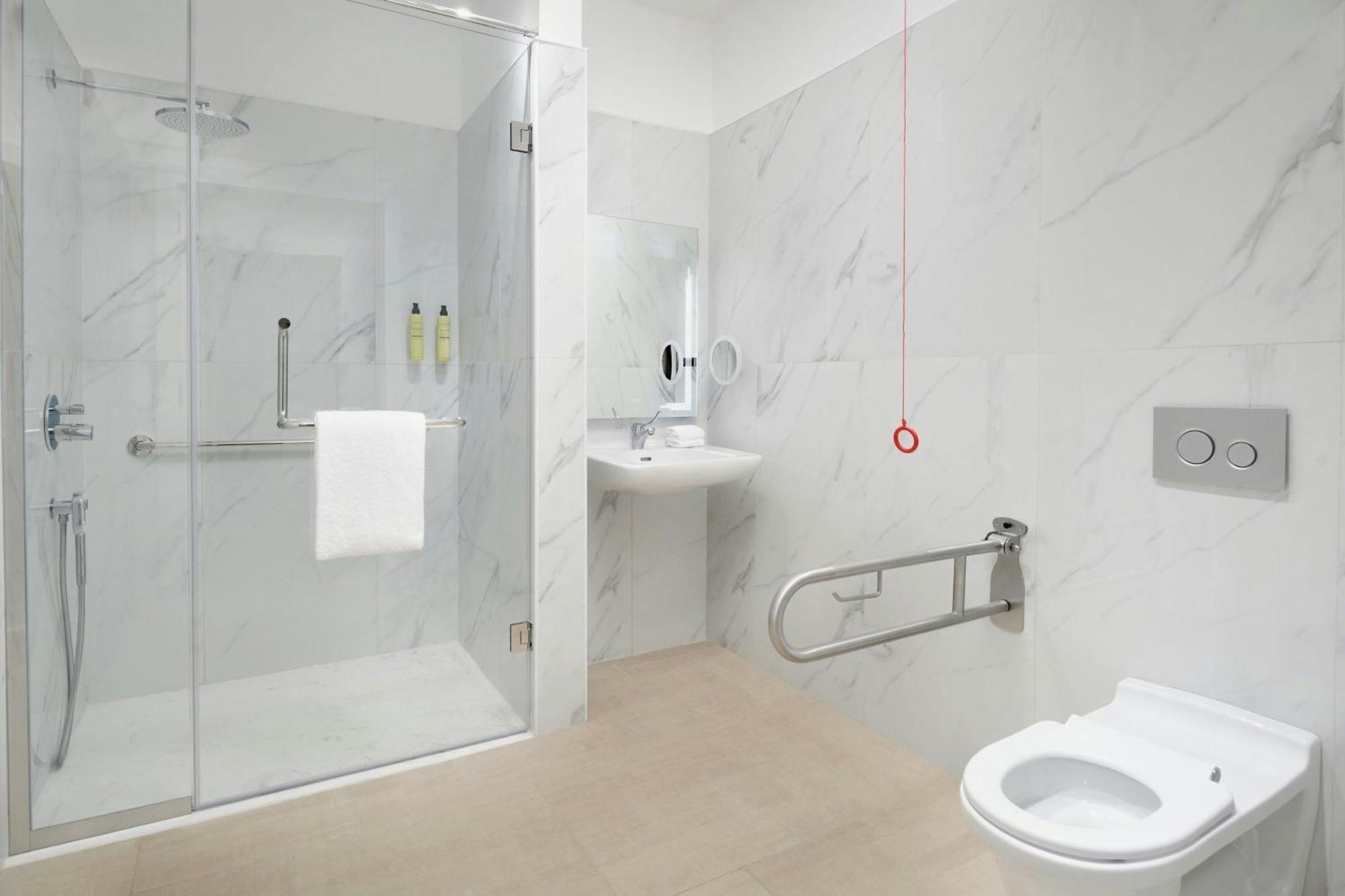 Element By Westin West Bay Doha Hotell Exteriör bild A wet room